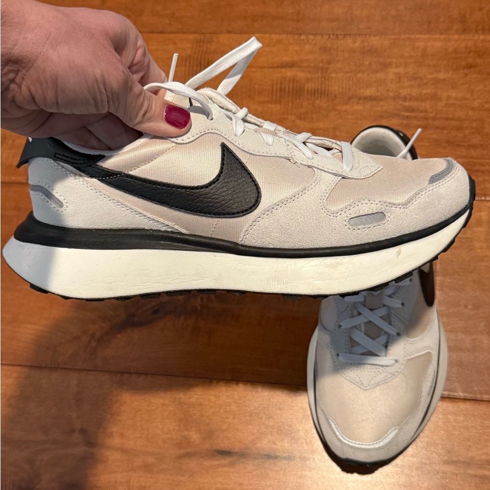 Nike Cream and Black Athletic Shoes with Cushioned Sole